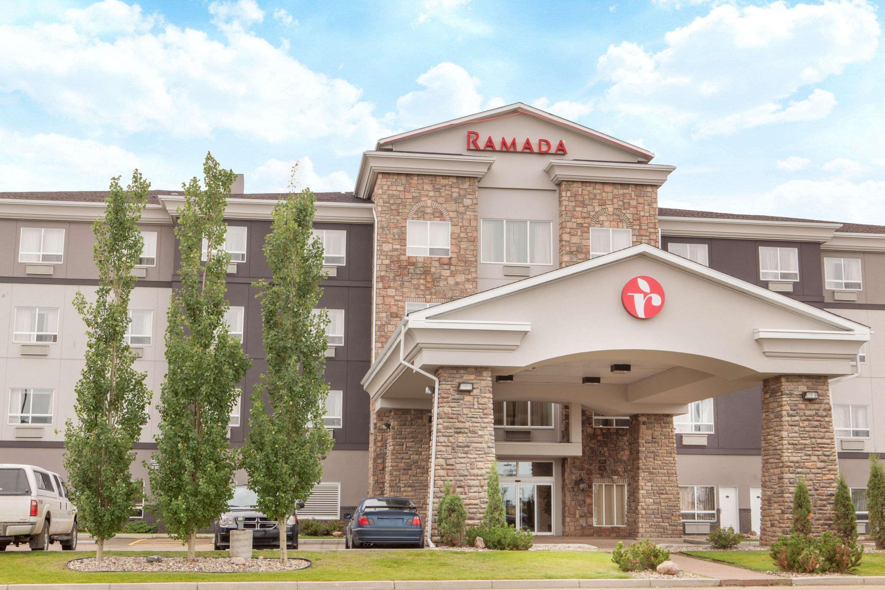 Hotel Ramada By Wyndham Camrose Exterior foto