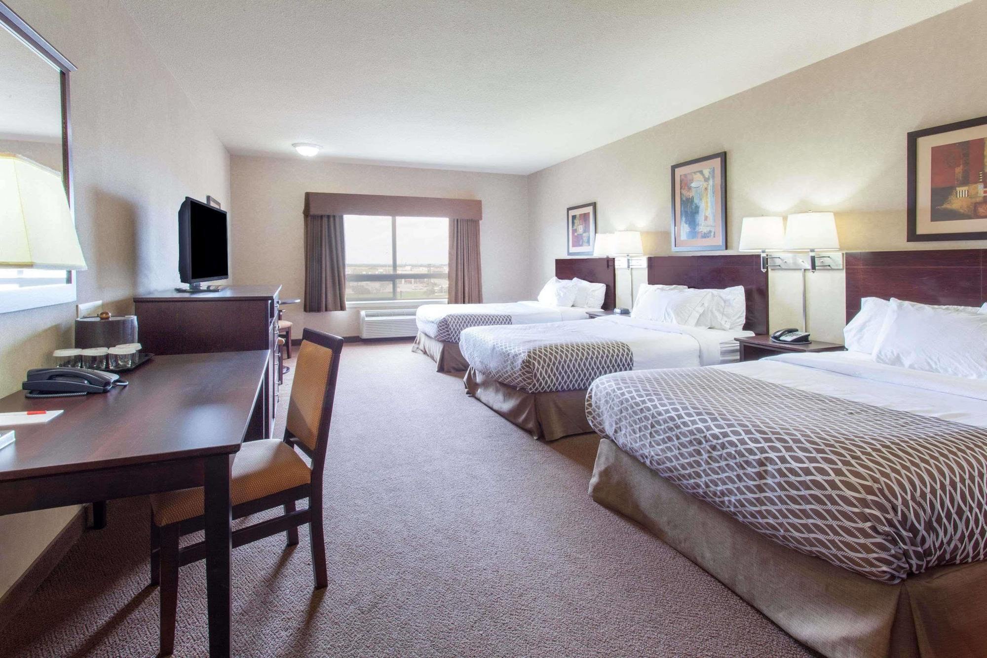 Hotel Ramada By Wyndham Camrose Exterior foto