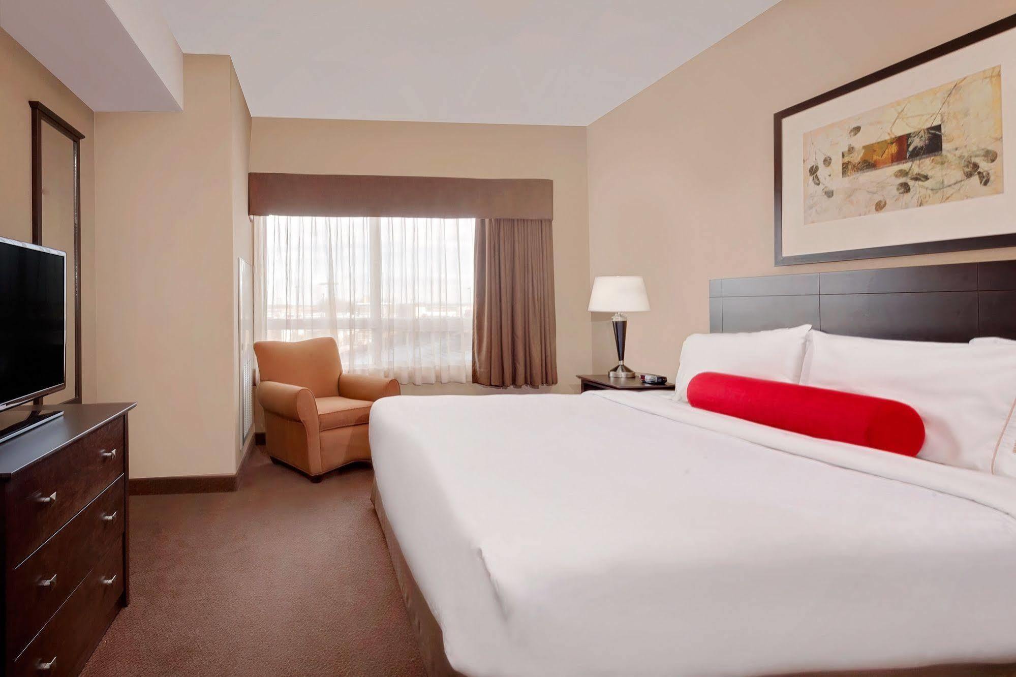 Hotel Ramada By Wyndham Camrose Exterior foto